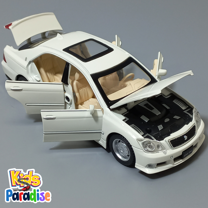Toyota Crown 2005 Classic Car 1:32 Scale Diecast Model Car