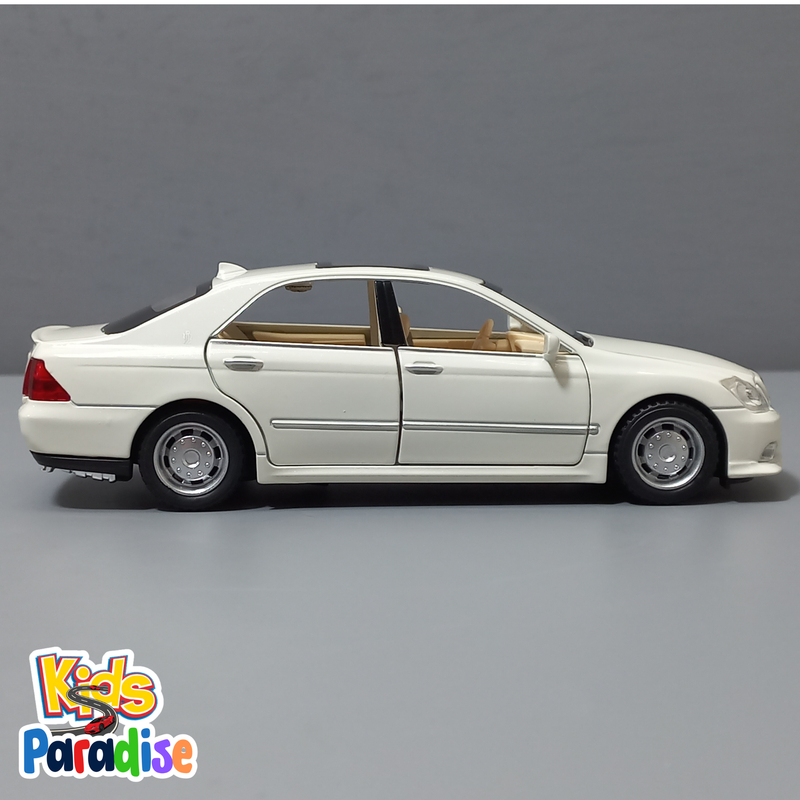 Toyota Crown 2005 Classic Car 1:32 Scale Diecast Model Car