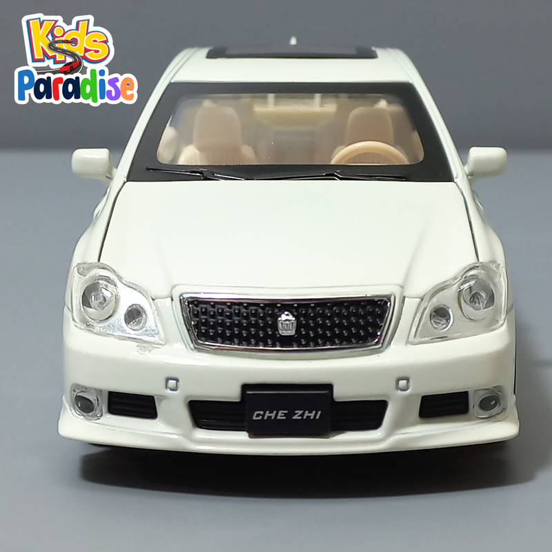 Toyota Crown 2005 Classic Car 1:32 Scale Diecast Model Car